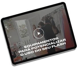 Um fotografo tirando uma foto de uma modelo