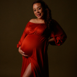 Uma mulher grávida posando para foto