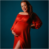 Uma mulher grávida posando para foto com filtro de resulução