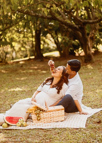 Casal abraçado fazendo piquenique em um parque