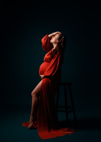 Uma mulher grávida posando para foto