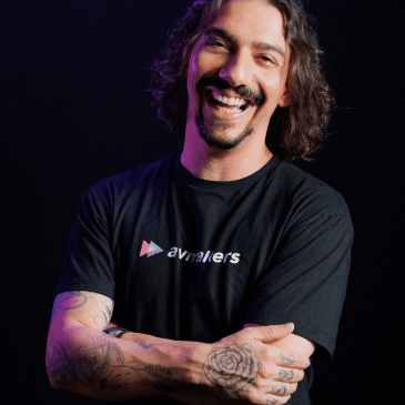 Imagem do professor Zang sorrindo para câmera de braços cruzados
